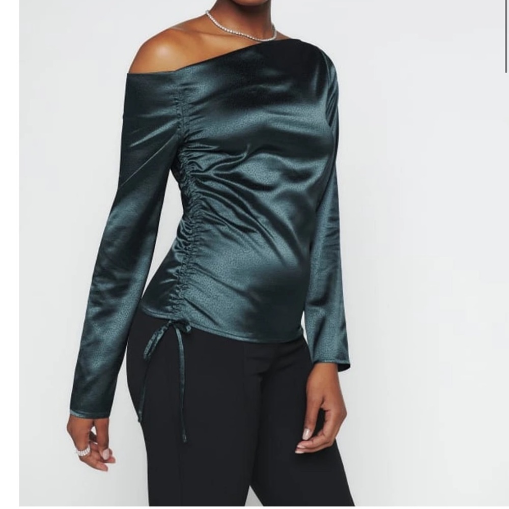 Reformation Allaria teal satin top
Size 8, fits true to size
Like new condition